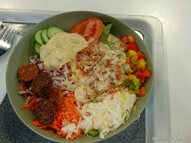 Bowl mit Blattsalat, Karotten, Kraut, Gurken, Tomaten, Paprika, Mais, Kartoffelsalat (5,Gl,Nu,Sw,Sf) und Feigen-Salami mit Senf-Dipp (Gl,Nu,Sf), dazu süß-saures Dressing (1,5,Sw,Sf)