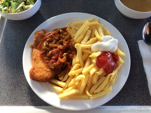 Paniertes Schweineschnitzel (S) mit Paprika-Rahmsoße (A), Pommes frites und Salat