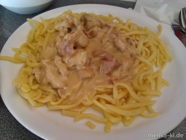 Putengeschnetzeltes mit Frischkäse-Kräutersoße, Spätzle und Salat