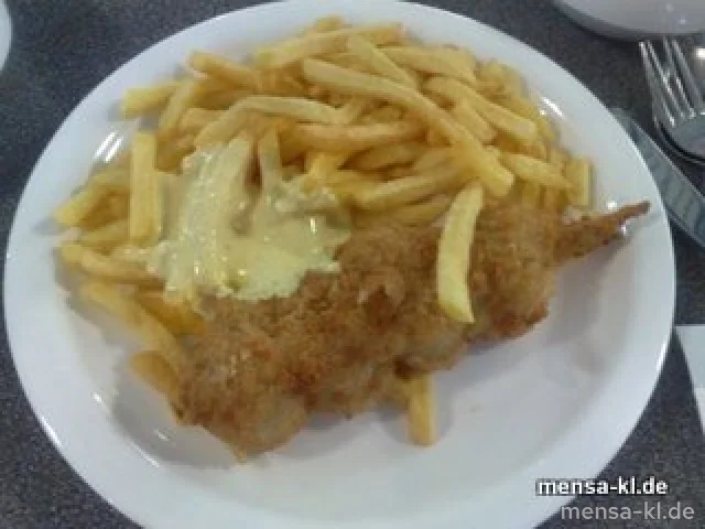 Gebackener Seelachs-Spieß, Curry-Dip, Pommes-Frites und Salat