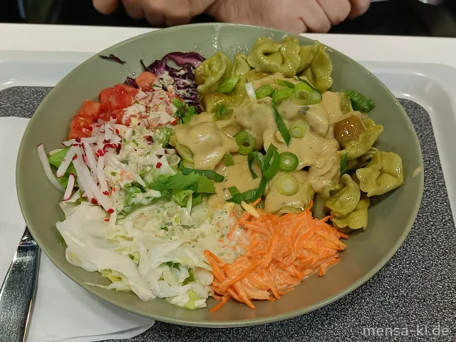 Bowl mit Tomaten, Gurken, Paprika, Rotkohl und Tortellini in cremiger Soße (1,Gl,Sl,So), dazu Senf-Dressing (1,5,Gl,Nu,Sw,Sf)