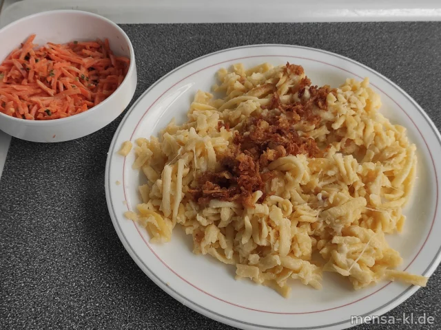 Käsespätzle (Gl,Ei,La) - auf Wunsch mit Butterschmelze - (Gl,La) und Karottensalat (1,5,9,Gl,Ei,Sw,Sf)