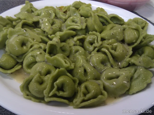 Grüne Tortellini (V) mit Ricotta-Spinat-Füllung, Basilikumsoße und Salat