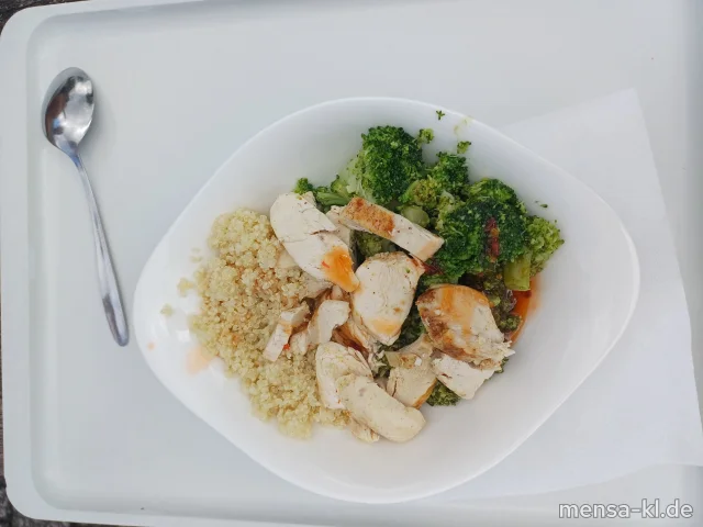 Quinoa-Bowl mit Hähnchenbrust (En,Gl,Nu,Se,So,G), Brokkoliröschen, Grünkohl und Sweet Chilli-Soße