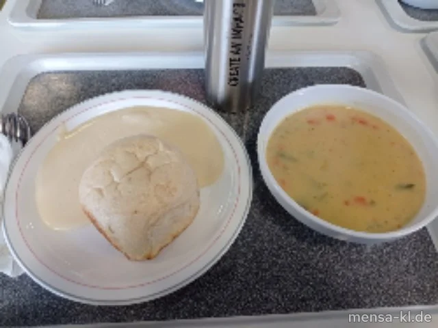 Kartoffelsuppe (5,La,Sw,Sl), dazu eine große Dampfnudel mit Vanillesoße (1,5,La,Sw,Sf)