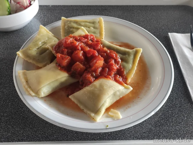 Gemüsemaultaschen (1,Gl) mit Tomatensugo, dazu einen Beilagensalat nach Wahl