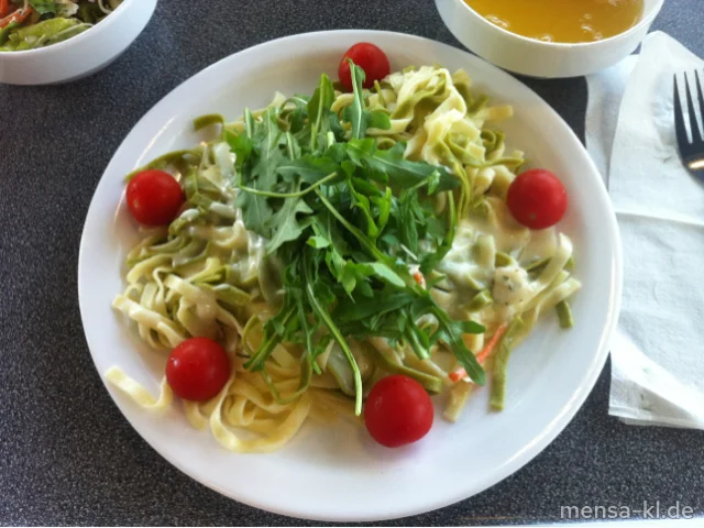 Tagliatelle gelb-grün (V) mit Käsesoße (1,2,V), Rucola (V) und Kirschtomaten (V), dazu Salat (V)