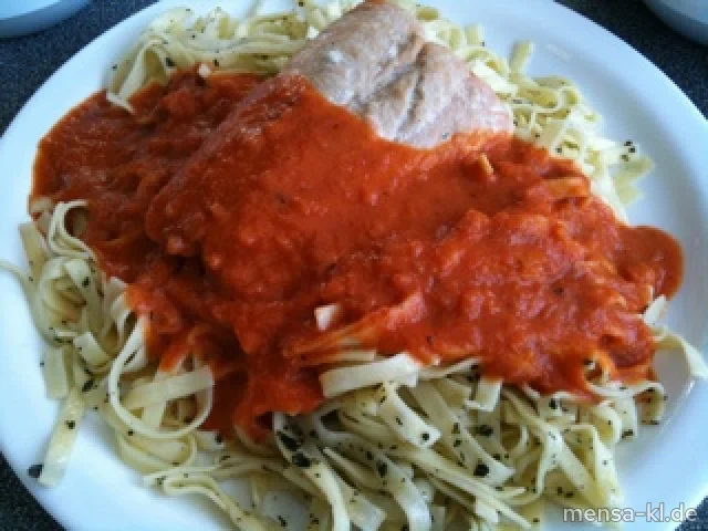 Basilikum-Tagliatelle mit Wildlachsfilet, Tomaten-Sahnesoße und Salat