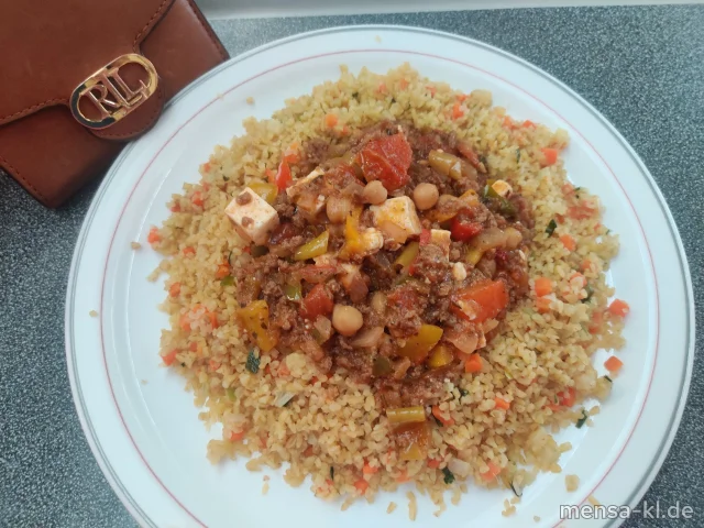 Kirchererbsen-Paprika-Pfanne mit Rinderhackfleisch und Feta (La,R), dazu Bulgur (Gl)