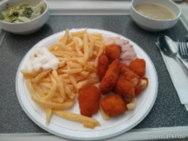 Hähnchencrossies (G) mit Tomaten-Joghurt-Dip, Pommes-Frites und Salat