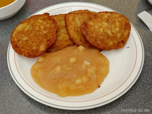 Knusprige Reibekuchen (Gl,Ei) wahlweise mit Apfelkompott (3) oder Kräuterquark (La), dazu Salat