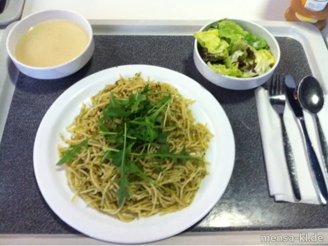 Spaghetti 'al pesto' mit Olivenöl, Basilikum, Pinienkernen, Knoblauch und Grana Padano (1,2,V), dazu Salat (V)