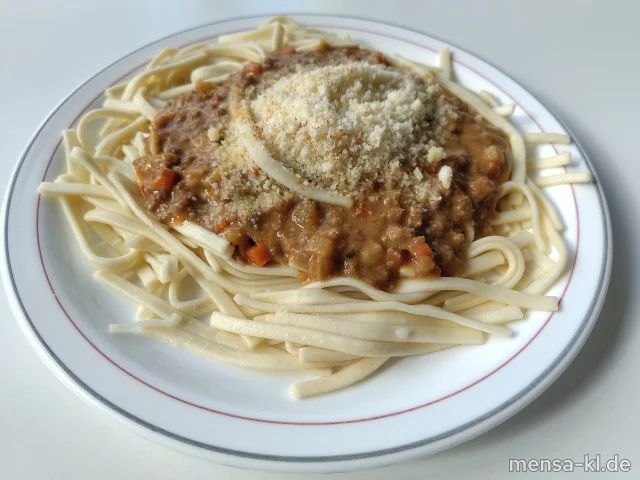 Sahnehaschee mit Wurzelgemüse (La,R,S), Bandnudeln (1,Gl,Ei) und geriebener Hartkäse (Ei,La), dazu Salat