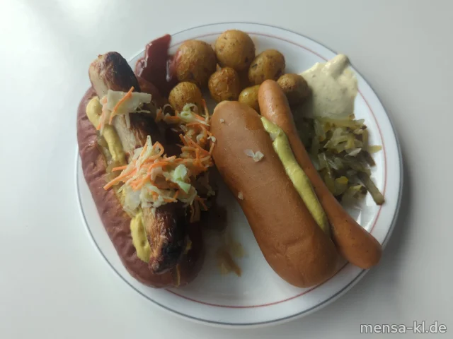 Kikok Hähnchen Bratwurst (3,8,G), Kikok Hähnchen Wiener (2,3,8,G), Thüringer Bratwurst (8,S), vegane Bratwurst (Gl), Brezel Brioche Hot-Dog-Brötchen (Gl,Ei,La), verschiedene Hot-Dog-Brötchen (Gl), Topping-Station (1,5,Sw,Sf), kleine Ofenkartoffel, Maiskolben und Salate