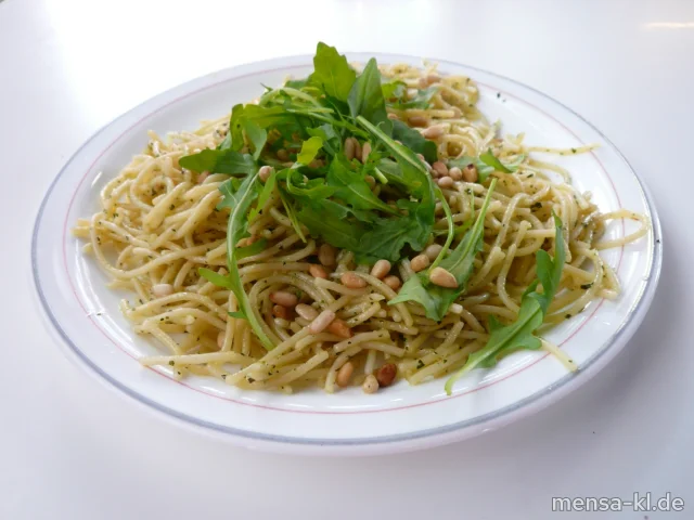 Spaghetti 'al pesto' mit Olivenöl, Basilikum, Pinienkernen, Knoblauch und Grana Padano (2,V), dazu ein kleiner italienischer Salat (V)
