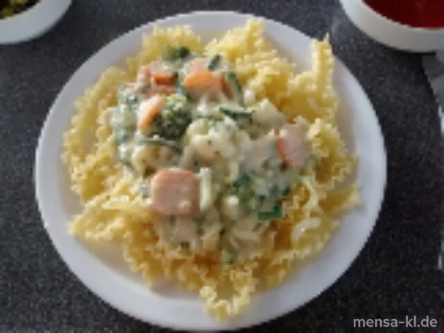 Gemüse-Gulasch (V,Lfrei) mit Eiernudeln (V,Lfrei) und Salat (V,Lfrei) | Laktosefrei