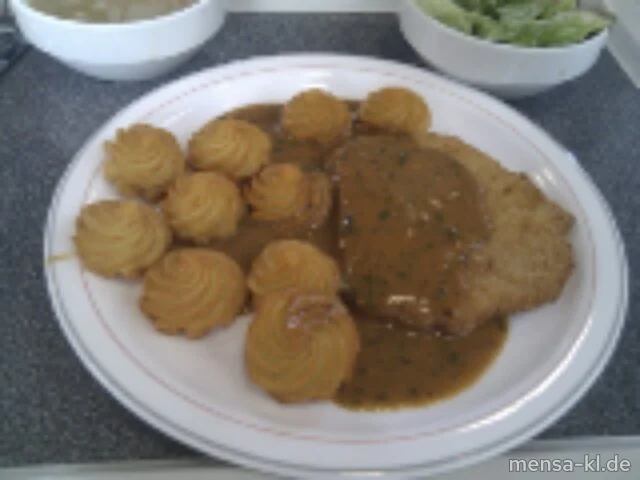 Paniertes Schnitzel (S) mit Kräuter-Rahmsoße, Herzoginkartoffeln und Salat