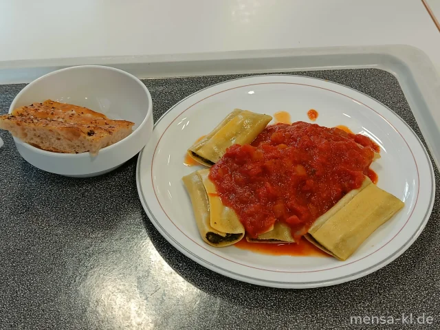 Canneloni mit Spinat-Ricottafüllung (Gl,Ei,La) und fruchtigem Tomatensugo (Gl), dazu ein Stück Focaccia (Gl)