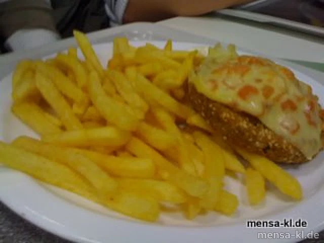 Vollkorn-Pilz-Bratling (V/2) mit Tomate, Zwiebeln und Käse überbacken, Pommes-Frites und Salat