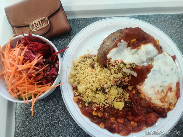 Mexikanische Kumpir mit Chili sin Carne (1,Gl,Sl,Sf) und Sour Cream (La), dazu einen Beilagensalat nach Wahl