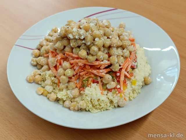 Knackige frische Salate mit Karotten, Radieschen, Sellerie, Römersalat, Äpfel und Guacamole (3,Sl)