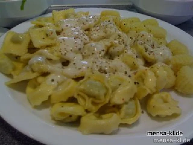 "Combinazione" (V): Gnocchi, Ravioli mit Gemüse- und Tortellini mit Ricottafüllung, dazu bunter-Pfeffer-Soße und Salat
