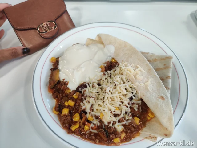 "Burrito": Tortilla mit feuriger Rindfleisch-Gemüsefüllung (2,9,Gl,La,Sl,So,R), geriebenem Käse (La), Sour-Cream-Dip (9,Gl,Ei,La,So) und Salat