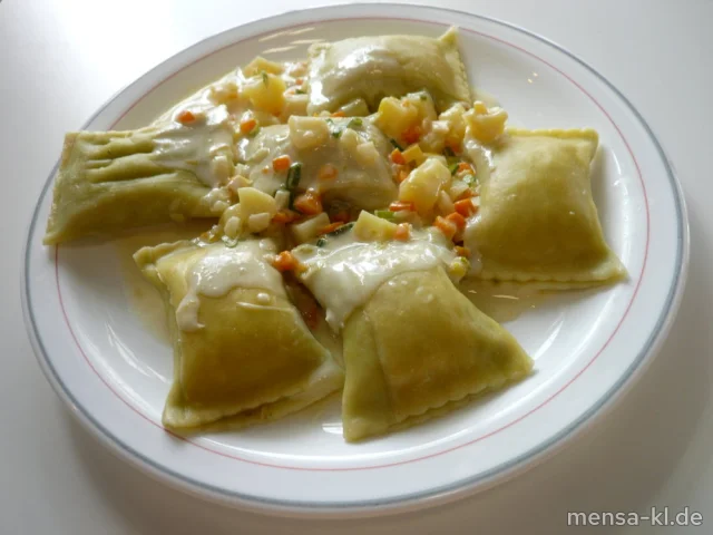 Gemüsemaultaschen (1,V) mit Kartoffel-Käse-Soße (Gl,La,Sl,V) und Salat (V)