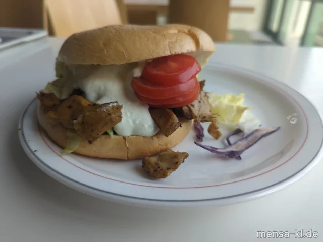 Vegetarischer planted.Kebab mit Eisberg, Rotkraut, Weisskraut, Tomaten und Kräuter-Dip (La) im Fladenbrot (Gl,Se), dazu einen Beilagensalat nach Wahl