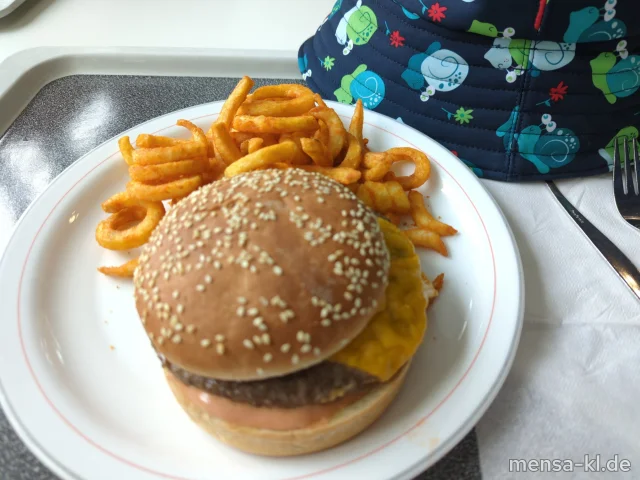 Cheeseburger: Rindfleisch-Burger überbacken mit Cheddar (1,La,Sf,R) im Burger-Bun (Gl,Se), dazu Twisterpommes (Gl) und Zucchini-Karottensalat (Gl,Nu,Sf)