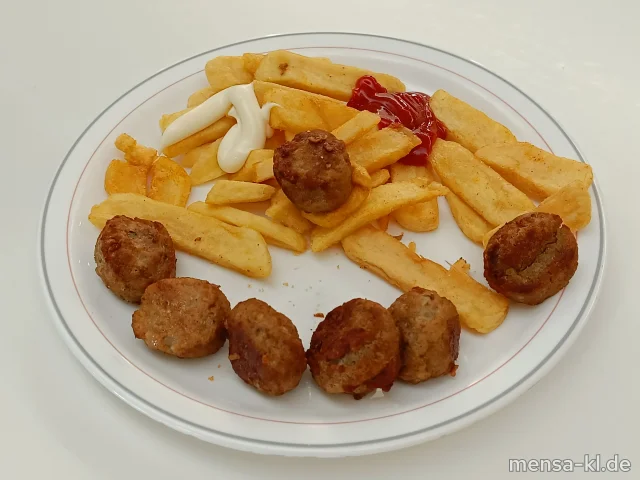 Geflügelhackbällchen (3,Gl,Ei,La,G), dazu Pommes frites, Salat (1) und Iced Coconut Raspberry Matcha Latte