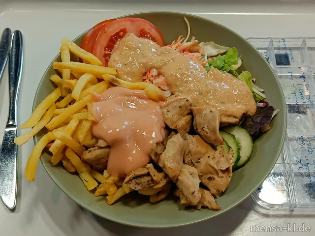 Bowl mit Tomaten, Radieschen, Paprika, Endivien, Rotkrautsalat (1,5,Sw), Krautsalat (1,5,Sw) und Kräuterdressing (5,Gl,Nu,Sw), dazu planted.gyros mit Pommes frites und veganem Dip (Sl,Sf)