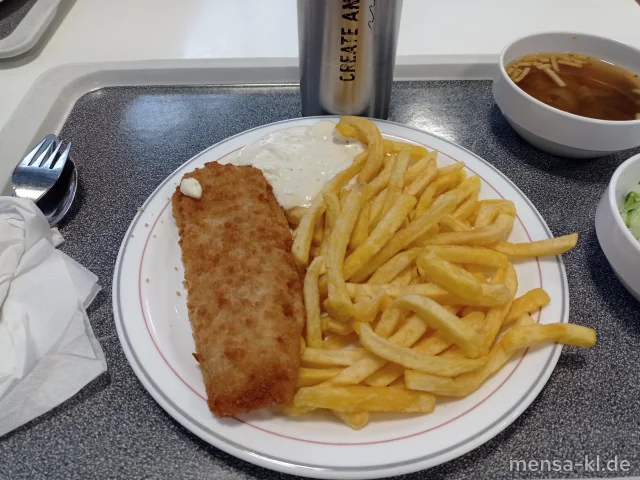 Gebackenes Seelachsfilet (Fi,Gl) Remoulade (1,9,Gl,Ei,La,Sf), Pommes frites (Sl) und Salat