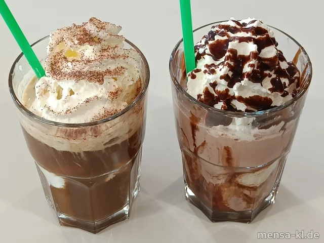 Eisschokolade oder Eiskaffee mit Vanilleeis und Sahne (La)