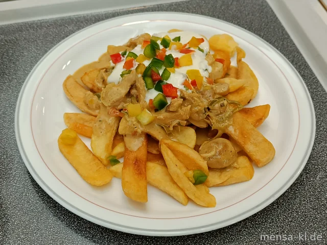 "Poutine": Große Portion Steakhouse-Fries, dazu thailändische Gemüsepfanne mit Putenstreifen (Gl,Sf,Se,So,G), bunter Paprika, Limettenfrischkäse-Dip (La) und Salat