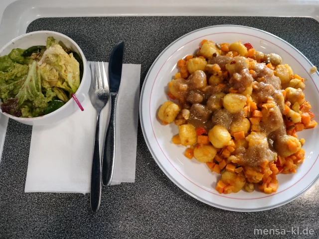 Gnocchipfanne mit Maronen und Kürbis (Gl), dazu Nuss-Pesto (Nu) und Blattsalat