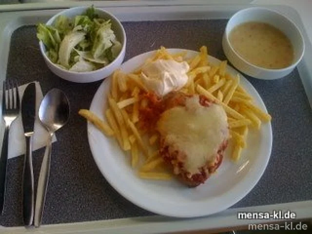 Schweinerückensteak mit würziger Tomatenauflage und Mozzarella überbacken, Pommes-Frites und Salat