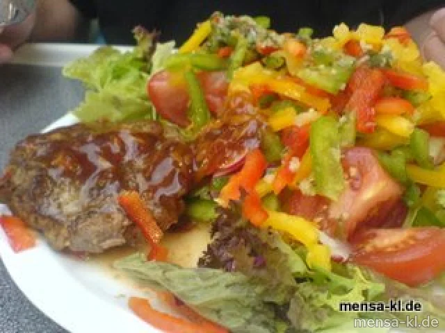 Schweinekammsteak mit Barbecue-Dip (1), dazu nach Herzenslust sommerfrischer Salat vom Büfett