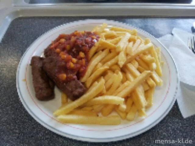 Cevapcici (S) mit Pusztasoße (9), Pommes-Frites und Krautsalat