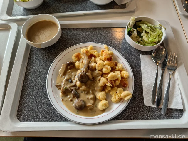Veganes Pilzragout (1,So) auf Kürbis-Gnocchi (Gl), dazu Salat mit Wildkräutern