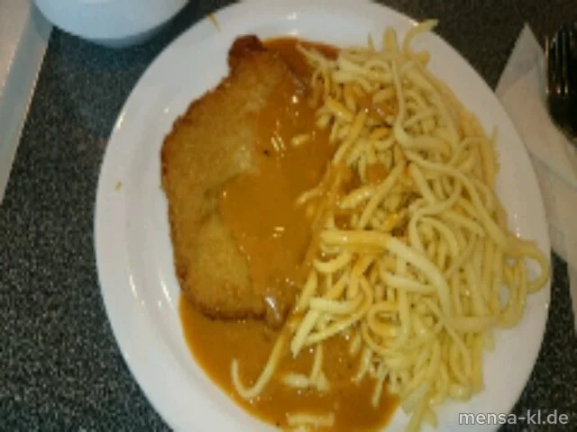 Paniertes Schnitzel (S) mit Rahmsoße (A), Spätzle und Salat