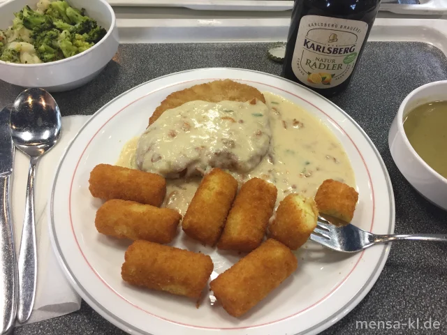 Paniertes Schweineschnitzel (Gl,S) mit Zwiebel-Sahnesoße (Gl,La), Kroketten (Gl) und Kaisergemüse (Gl,La)