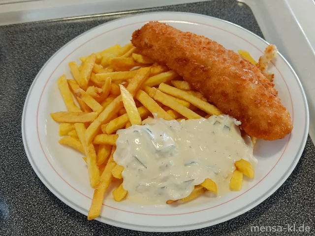Gebackenes Seelachsfilet (Fi,Gl) Remoulade (1,9,Gl,Ei,La,Sf), Pommes frites (Sl) und Karottensalat (1,5,9,Gl,Ei,Sw,Sf)