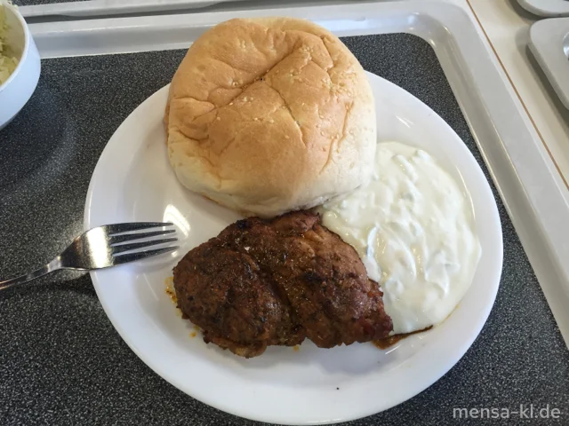 Schweinekammsteak 'Gyros Art' (S) mit Tzatziki (9,Gl,Ei,La,So), Dönerbrot (Gl,Se) und Krautsalat (1,5,9,Gl,Ei,Sw,So)