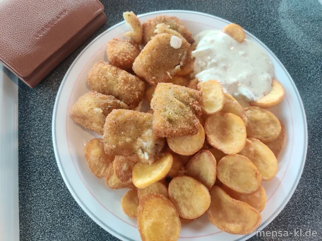 Fisch-Nuggets im Backteig (Fi,Gl,La,Sf) mit Remoulade (1,9,Gl,Ei,La,Sf), Pommes-Chips und Salat
