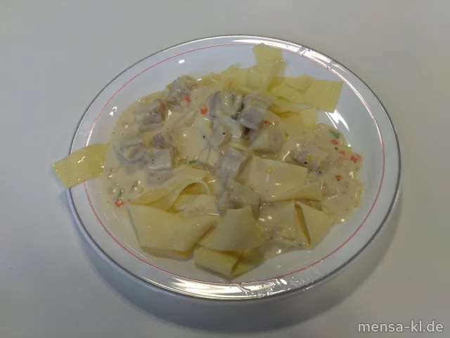 Tagliatelle (1,Gl,Ei) mit Seelachs-Gemüsesoße (Fi,Gl,La,Sl) und Salat
