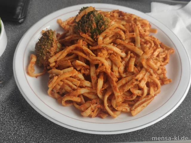 Linguine mit Pesto Genovese und Broccoli (1,Gl,Nu,So), dazu einen Beilagensalat nach Wahl