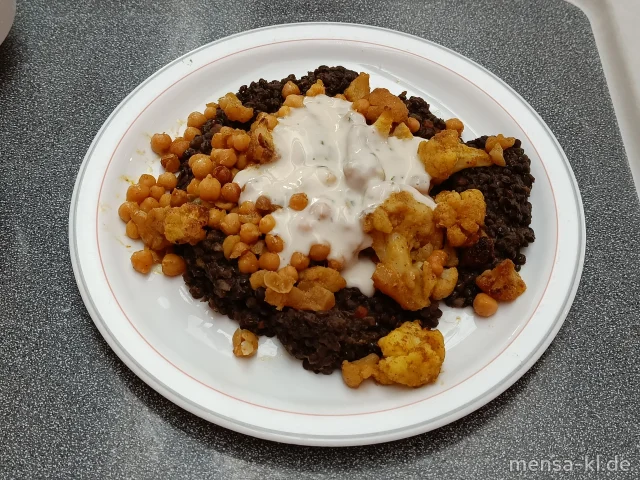 Curry-Blumenkohl aus dem Ofen mit Kichererbsen und Zitronen-Kräuter-Dip auf Linsen (1,2,5,Gl,Nu,Sw,Sl,So), dazu Salat