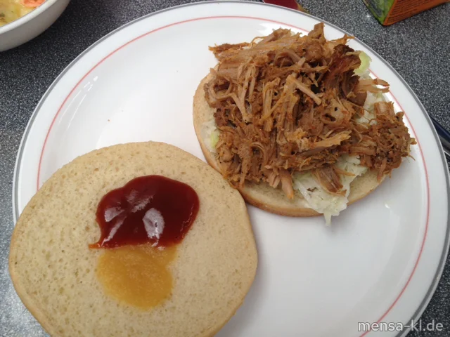 Pulled Pork (S) mit Burgerbrötchen (Gl,Se) und Coleslaw Salat (1,5,9,Gl,Ei,Sw,So), dazu verschiedene Dips (5,La,Sl,Sw,Sf)