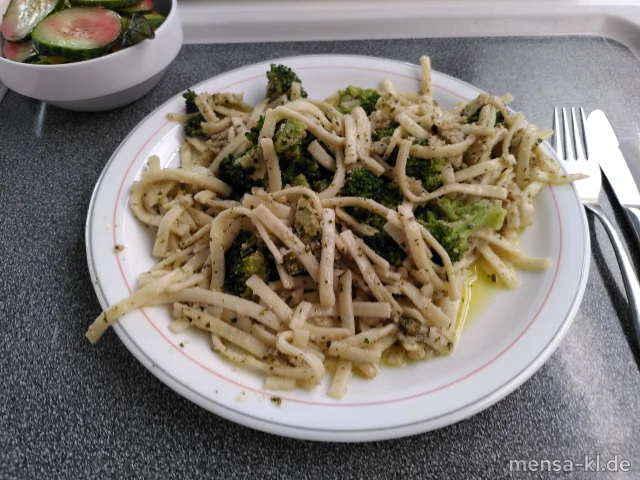 Linguine mit Pesto Genovese und Broccoli (1,Gl,Nu,So), dazu einen Beilagensalat nach Wahl